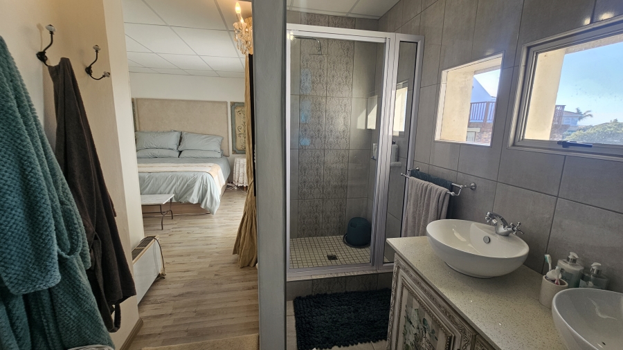 3 Bedroom Property for Sale in Wavecrest Eastern Cape